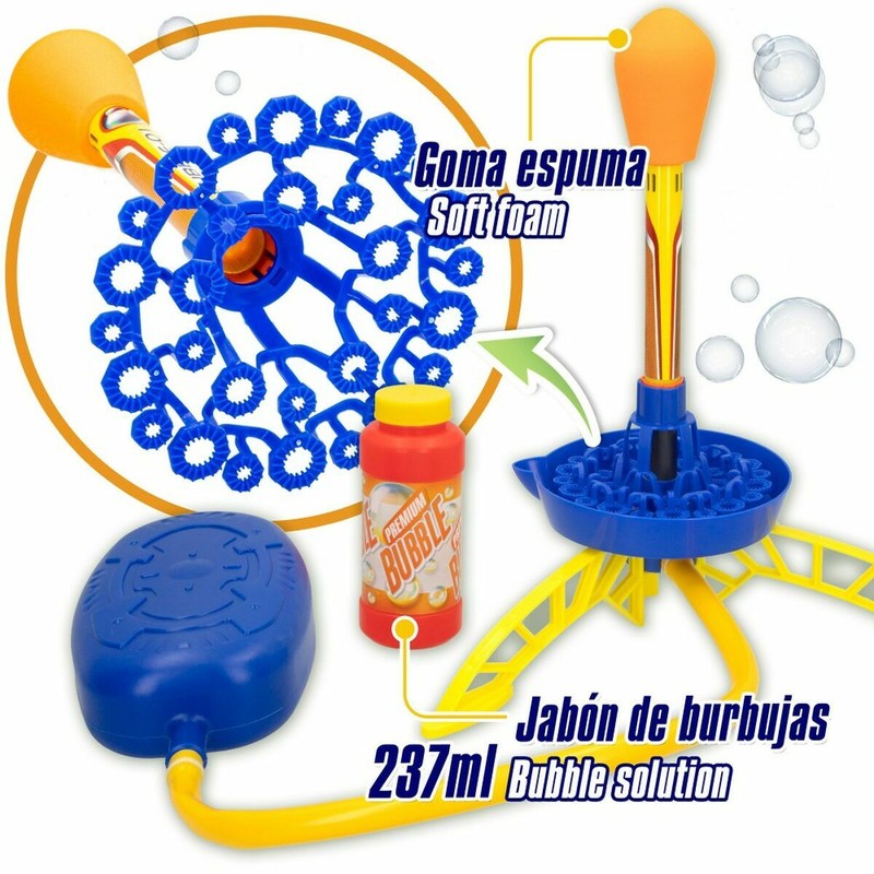 Familia disfrutando de actividades infantiles verano con pompas de jabón