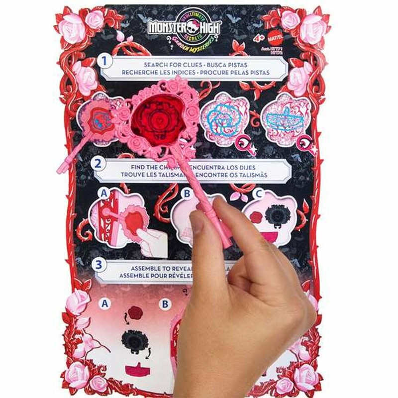 Muñeco articulado Mattel en pose dinámica, fomentando el juego creativo