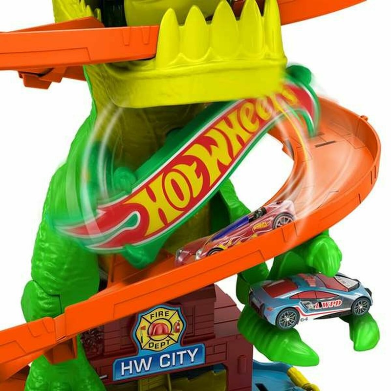 Detalle de curva en pista Hot Wheels compatible para pequeños corredores