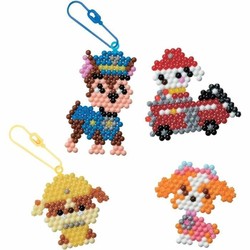 Manualidades niños Aquabeads creando figuras