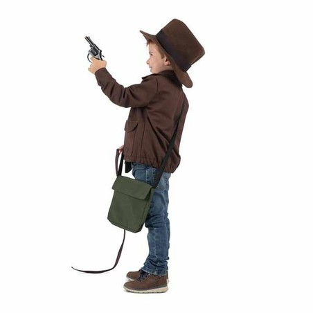 Niño jugando con disfraz de arqueólogo, imaginando excavaciones