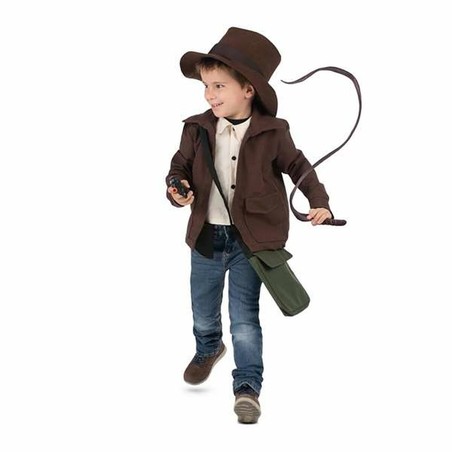 Niño con disfraz de arqueólogo, explorando y jugando