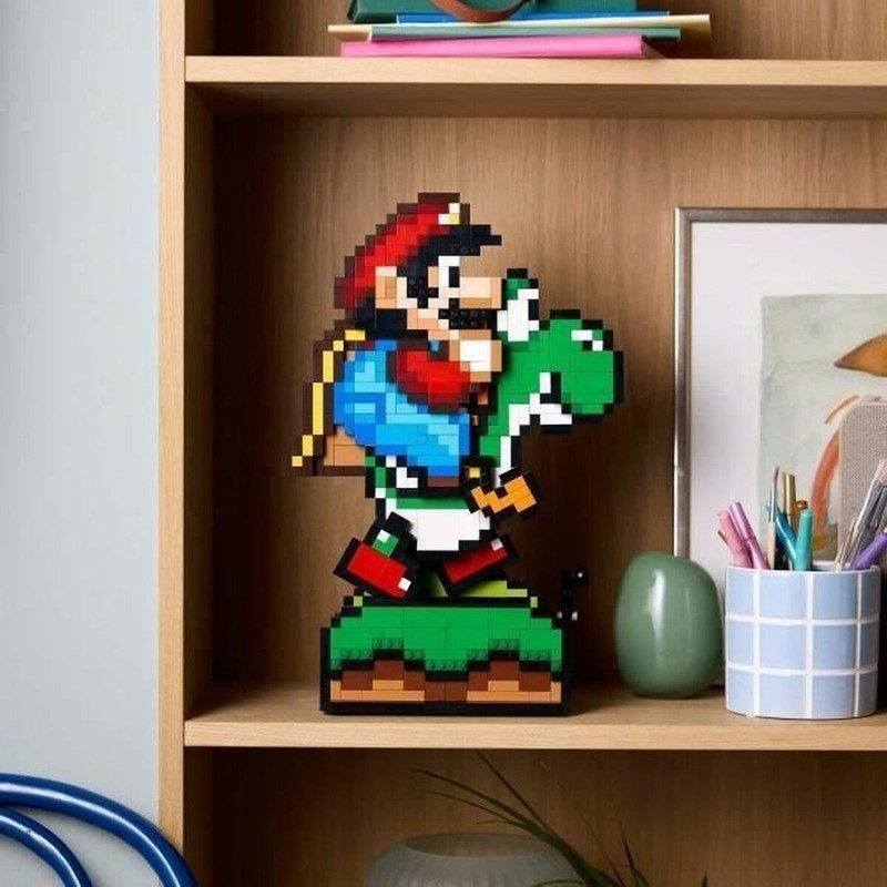 Detalle de las figuras construibles Mario y Yoshi del set LEGO