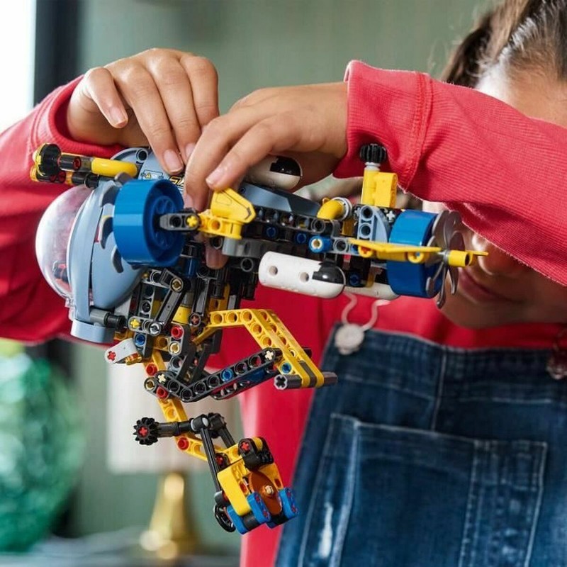 Juguete construcción motricidad fina, ensamblando LEGO Technic