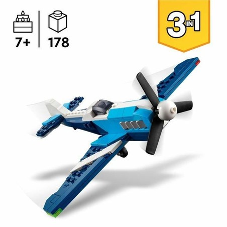 Niño jugando con set construcción LEGO Creator 31160 Avión