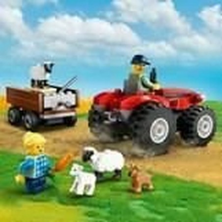 Niño jugando con Tractor LEGO City 60461 y figura de oveja