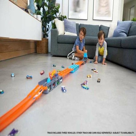 Juguete camión transportador de coches Mattel abierto en pista