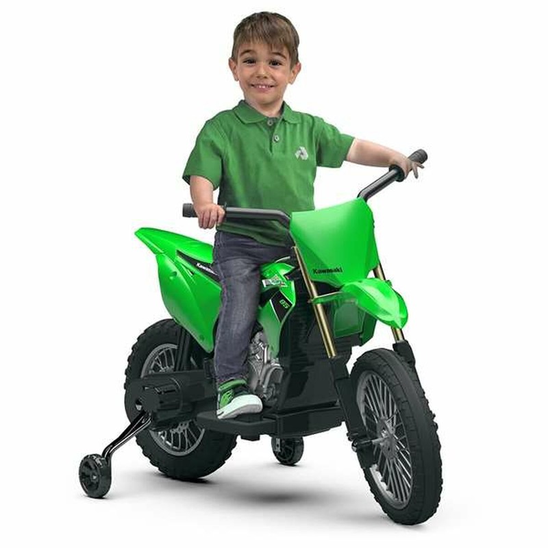 niño feliz conduciendo moto eléctrica triciclo