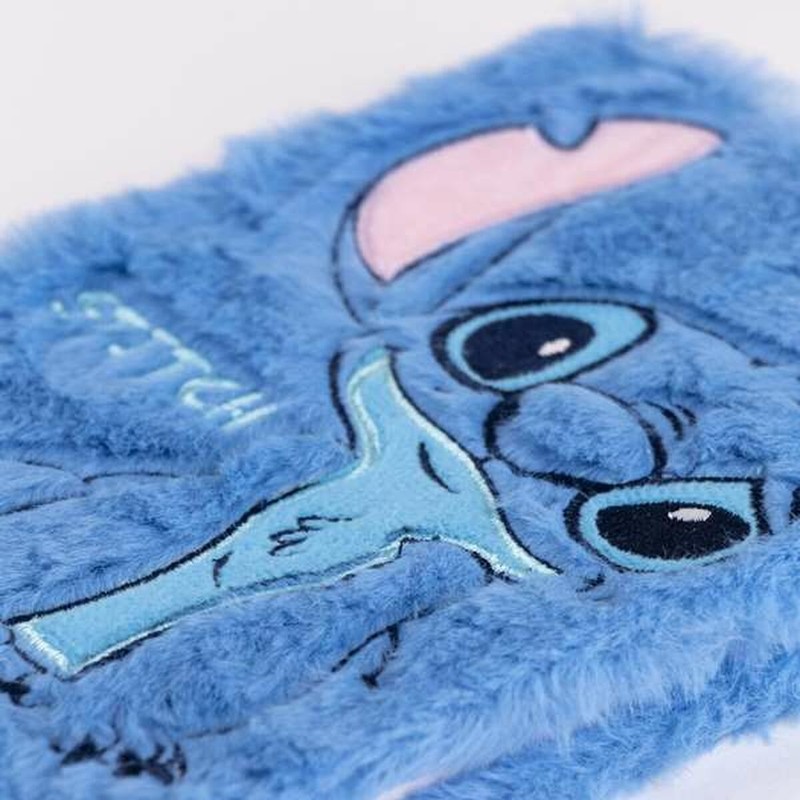 Niño dibujando en Cuaderno Stitch con plastilina colores