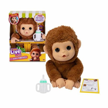 Niña jugando felizmente con su mascota electrónica para niños