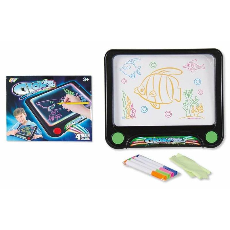 Niño dibujando en pizarra luminosa infantil con efectos de brillo