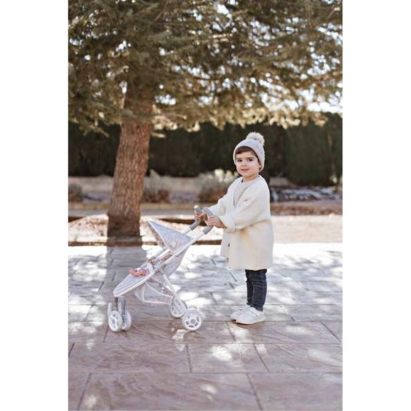 Niña jugando feliz con su silla para muñecas Arias Fantasy