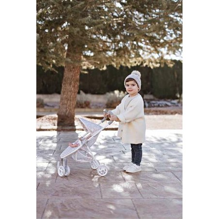 Niña jugando feliz con su silla para muñecas Arias Fantasy