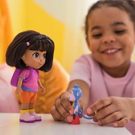 Detalle de la muñeca Dora de Spin Master con cabello suave