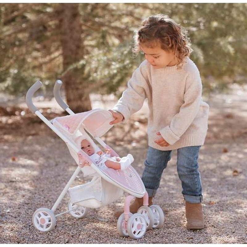 Detalle de las ruedas del carrito muñecas infantil