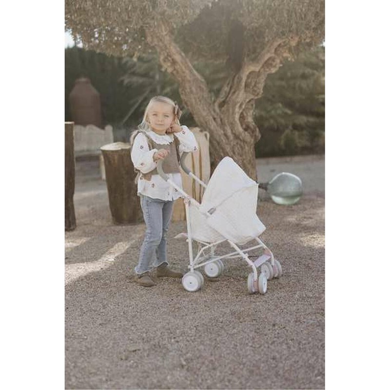 Dimensiones de la silla para muñecas Arias, fácil de manejar.