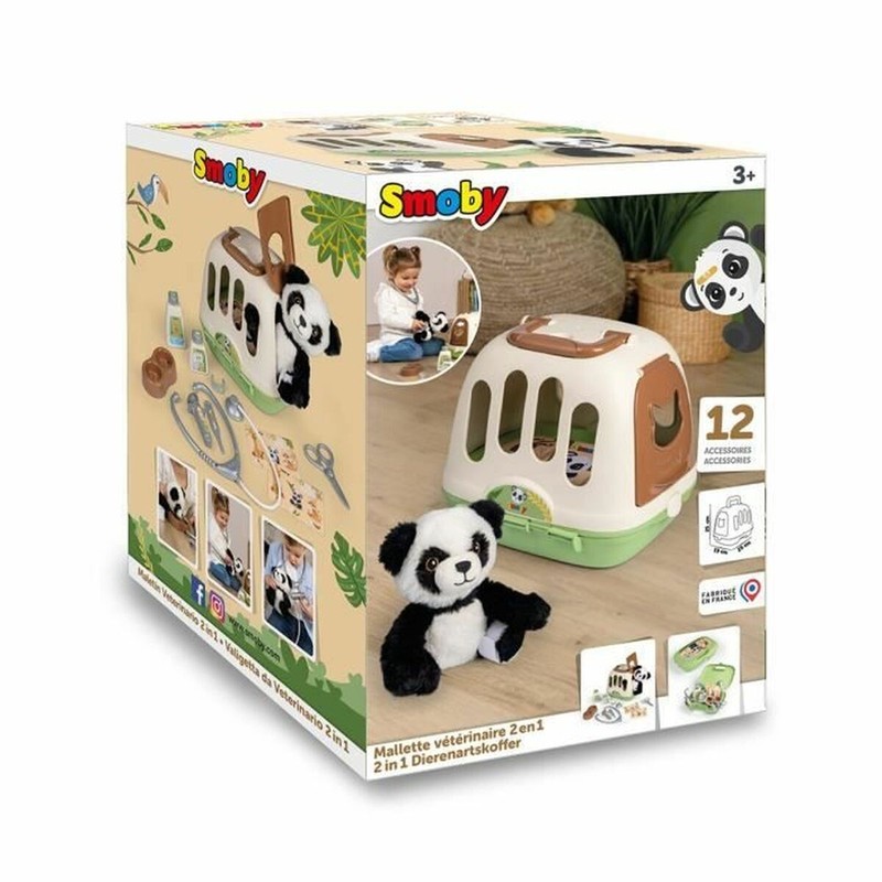 Niña jugando con su cuna para bebés de juguete Smoby, fomentando el rol infantil