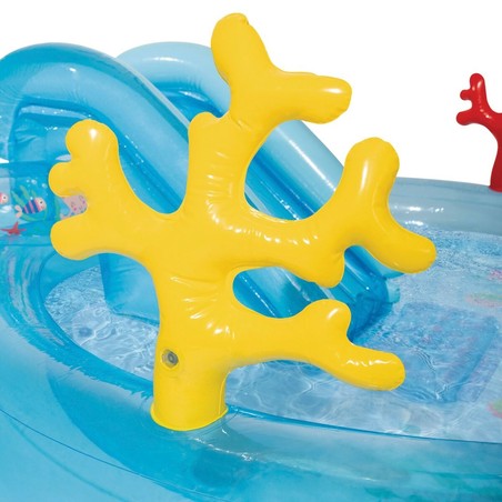 Niños jugando con rociador de agua jardín Intex, refrescándose al sol.