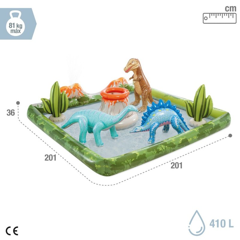 Niños jugando con aspersor de PVC en verano