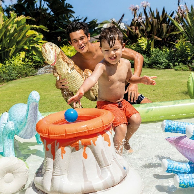 Familia disfrutando de un juego acuático Intex