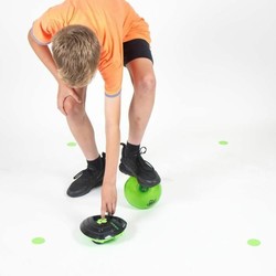 Robot Entrenador Fútbol Niños Smart Ball Soccer Bot en acción con un niño. 2