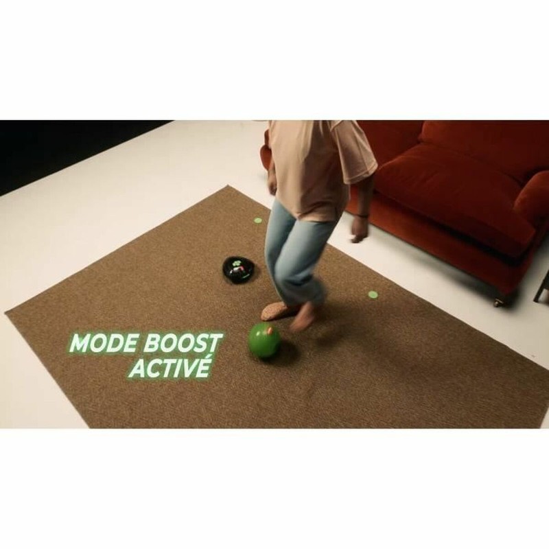 Niños jugando con el Smart Ball Soccer Bot, fomentando el juego fútbol multijugador.