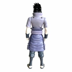 Figura Articulada Sasuke Uchiha Bandai en pose dinámica, mostrando su articulación. 2