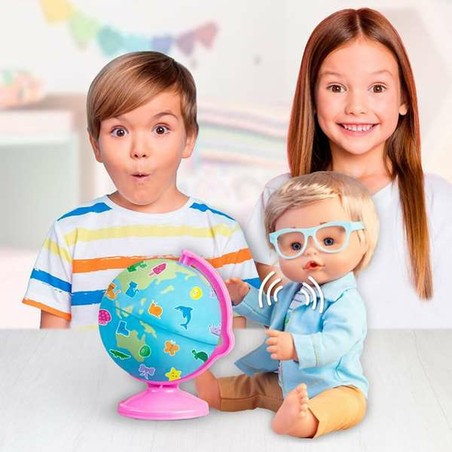 Niña jugando felizmente con su muñeca Nenuco interactiva, desarrollando habilidades.