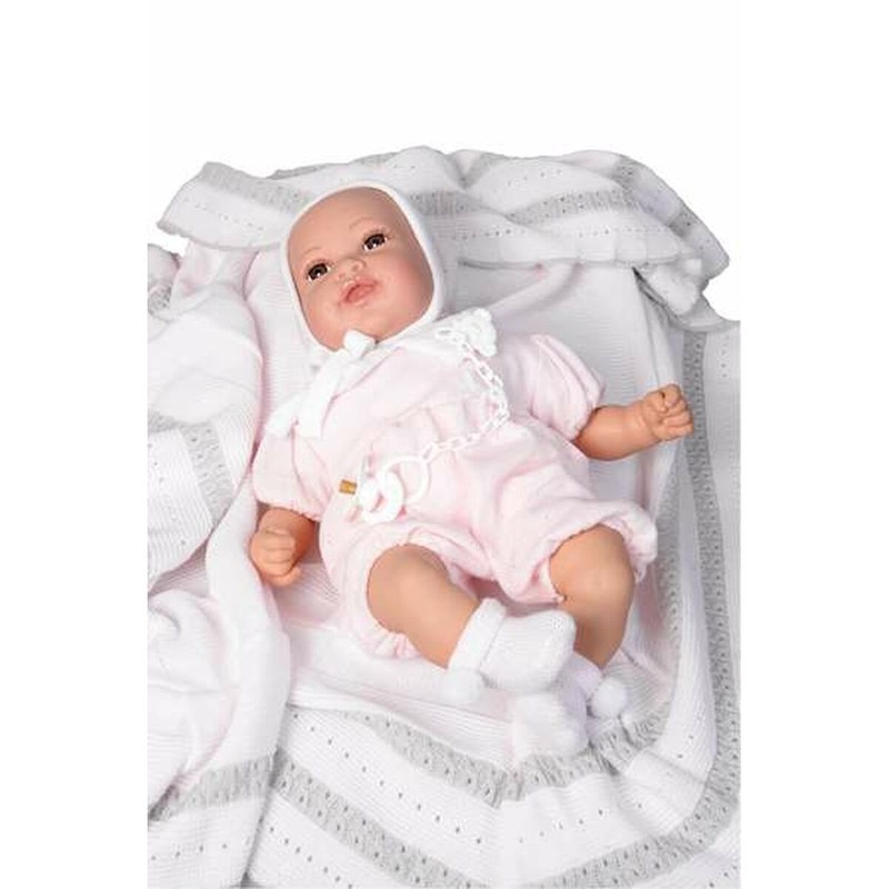 Niña jugando y abrazando su muñeca reborn para niñas, fomentando la empatía y el cuidado.