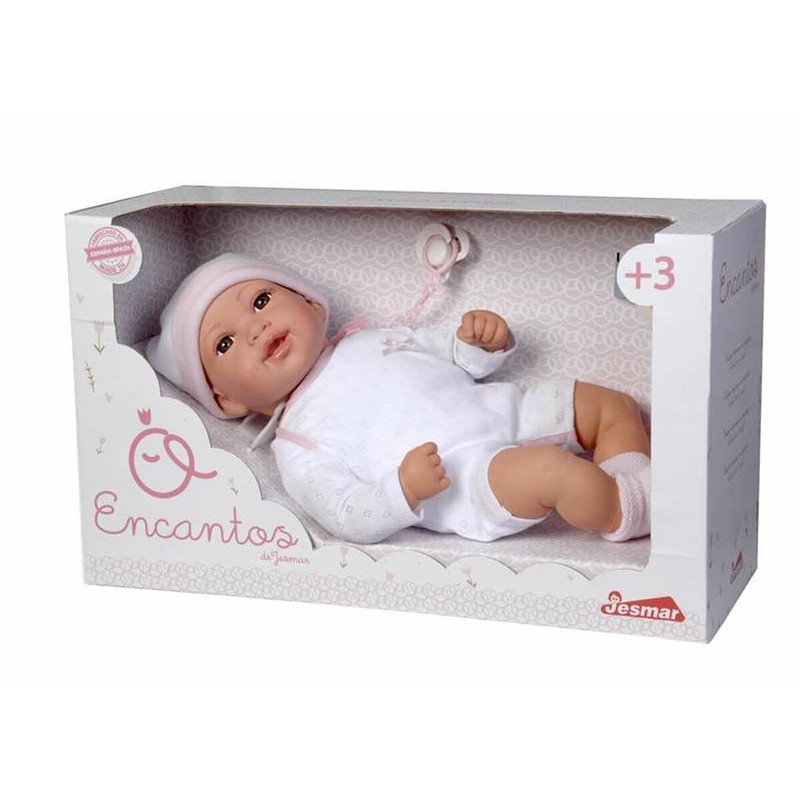 Niña jugando con su muñeca reborn suave y sus accesorios
