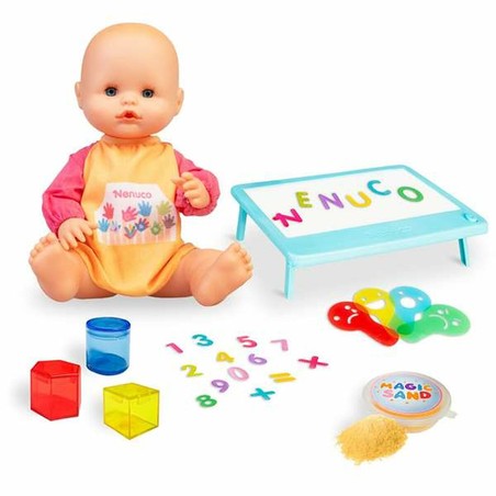 Niña jugando con Nenuco Smart School, construyendo historias y aprendizaje