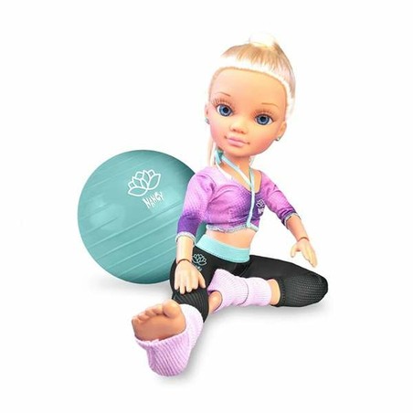 Muñeca articulada Nancy con su atuendo de yoga y accesorios listos para jugar.