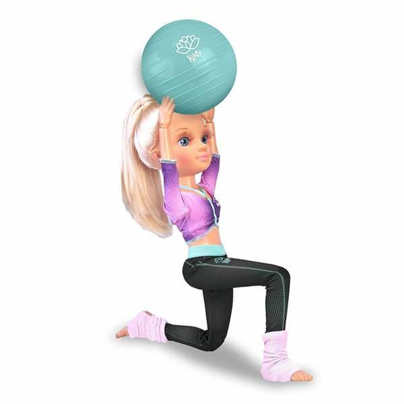Juguete Nancy para niñas en plena concentración durante su sesión de yoga.