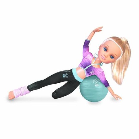Muñeca Nancy flexible mostrando su gran capacidad de movimiento y articulaciones.