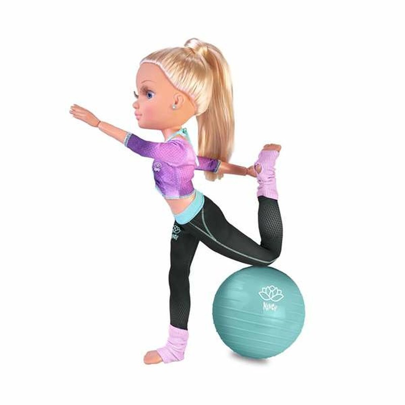 Vista frontal de la Muñeca Nancy Yoga con su ropa deportiva y sonrisa.