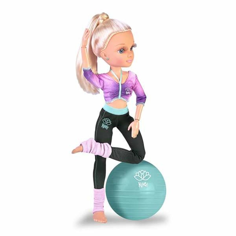 Muñeca Nancy posando con elegancia y flexibilidad, mostrando sus articulaciones.