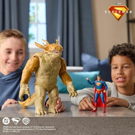 Vista lateral del set de figuras de Superman y Kaiju con slime