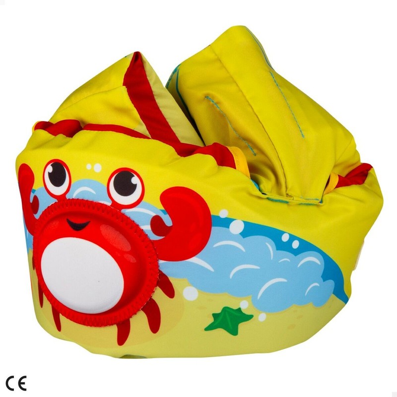 Niño feliz con chaleco flotador infantil cangrejo en la piscina