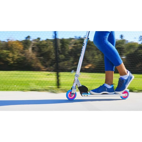 Patinete infantil Razor multicolor, fomenta bloques construcción infantiles de juegos