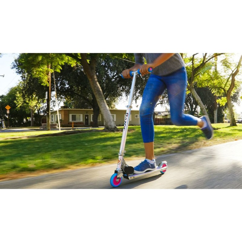 Niña patinando en Patinete Razor, un set construcción educativo para su desarrollo