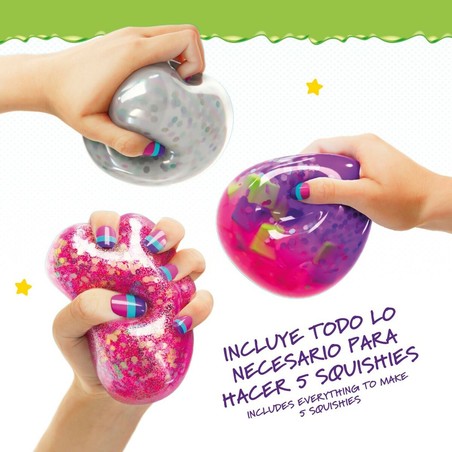 Niños creando con slime, estimulando la creatividad