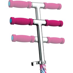 Patinete Razor niños Tie-Dye multicolor en acción 2