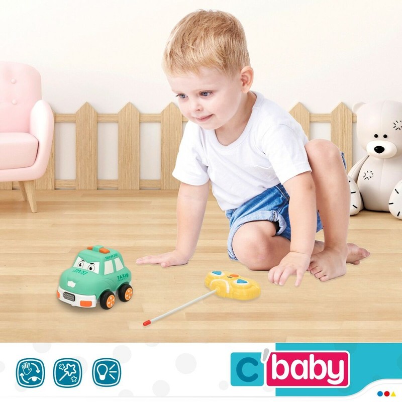 Detalle del coche radiocontrol todo terreno verde Colorbaby en juego