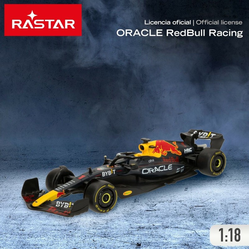 Niños jugando con coches radiocontrol todo terreno de Red Bull en el parque