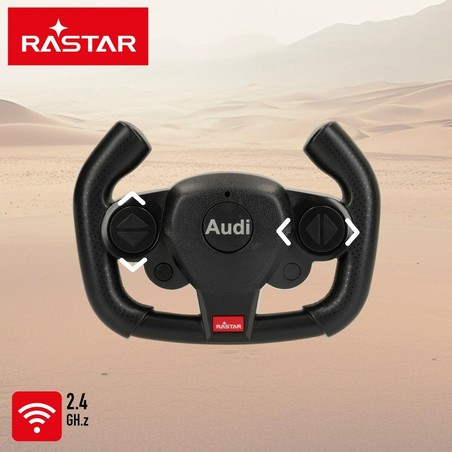 Niño jugando con su coche radiocontrol Audi