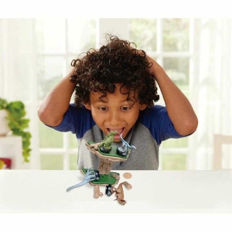 Niño concentrado en juego mesa estrategia de dinosaurios
