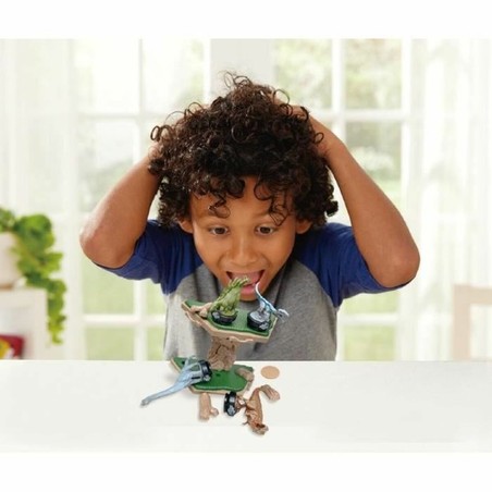 Niño concentrado en juego mesa estrategia de dinosaurios