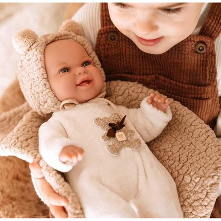 Niña jugando con su Muñeca Bebé Arias, desarrollo afectivo