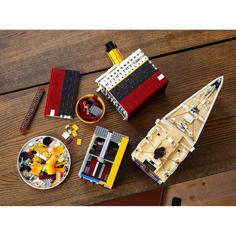 Modelo a escala Lego Titanic con sus 9090 piezas