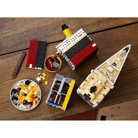 Modelo a escala Lego Titanic con sus 9090 piezas